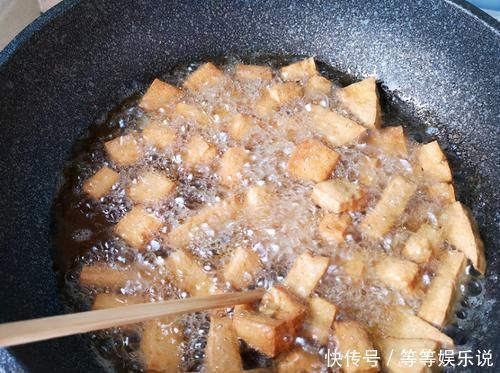 炸制|油炸豆腐,裹蛋液还是裹面粉好?都错了!这么做,豆泡金黄香酥