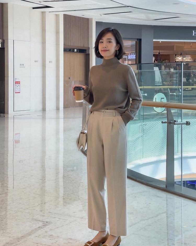 搭配 秋冬衣服别乱买，常备“高领衫”，搭配大衣、羽绒服都洋气