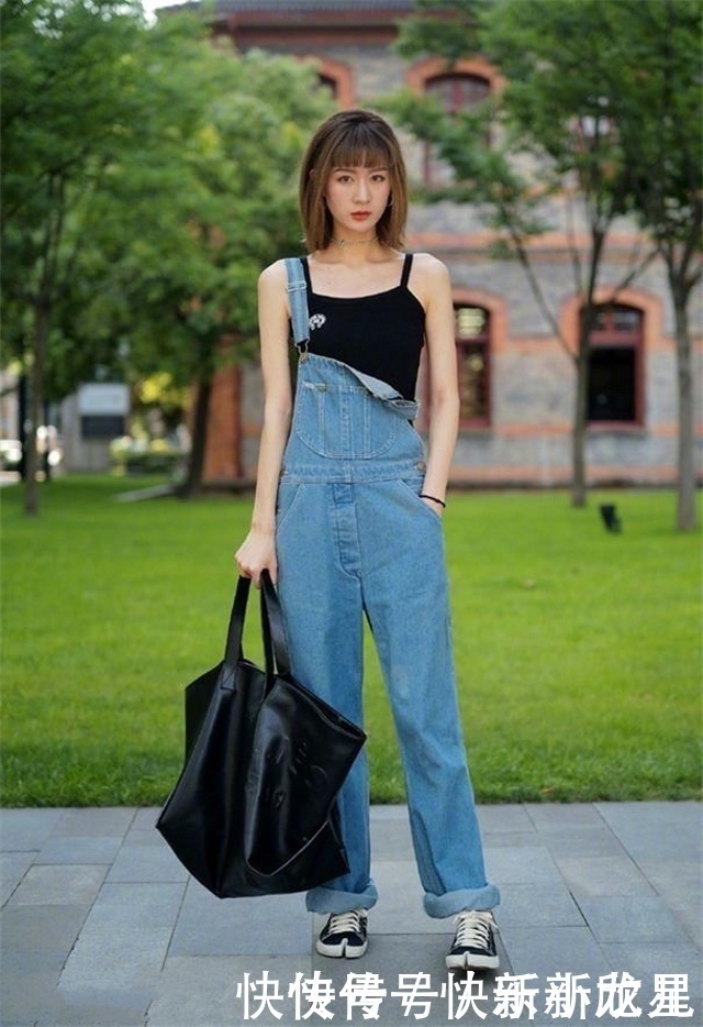 打底衫|路人街拍，美女穿着一件黑色的打底衫，将修身进行到底