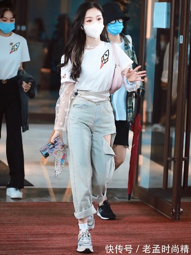 紧身牛仔裤 怎么把“牛仔裤”穿好看?裤型和搭配都要下功夫