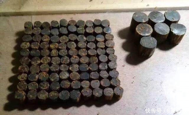 老炮从越南带回两根黑棒槌 一刀切开 激动得以头抢地 拂掌而呼