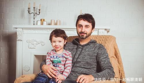 校园|12岁男孩校园告白女生,当众拥抱和亲吻,网友父母不管教的下场