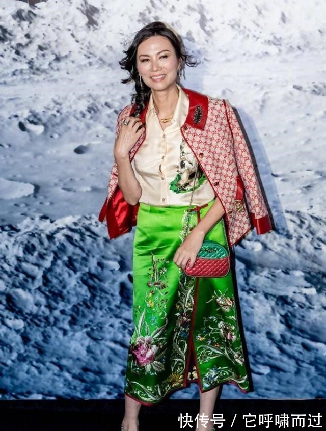 50岁邓文迪终于换发型, 配格纹裙好气质虽满分但水桶腰太显眼!