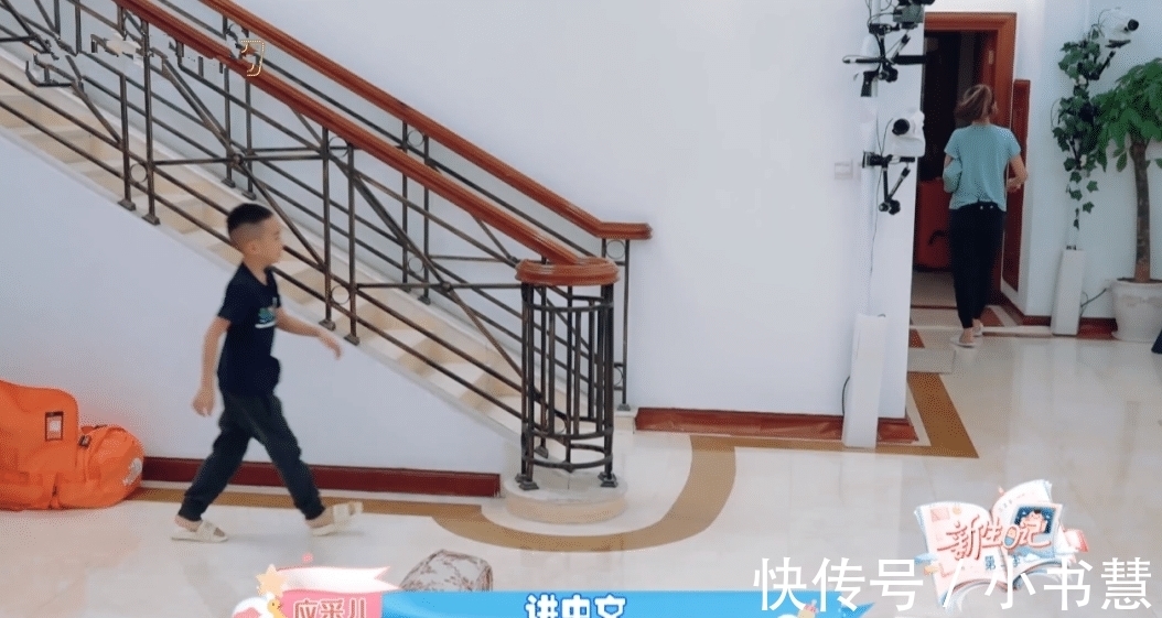 应采儿称来到内地总算不用每天担心受怕，硬逼Jasper学汉字拼音