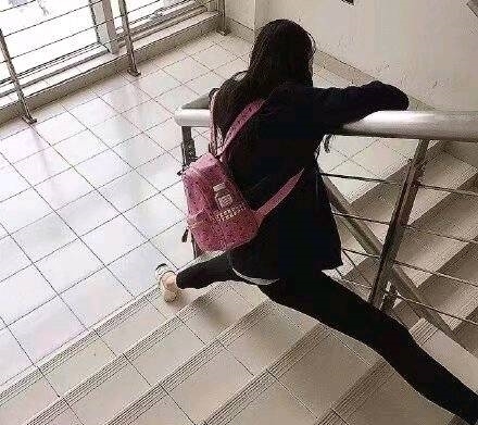 |搞笑图片幽默段子笑话:妹子你是在锻炼身体啊,很有范的样子