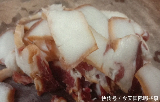 香气|小伙儿晚餐在家里做一道清淡口味的大葱炒腊肉,香气满屋,吃多了