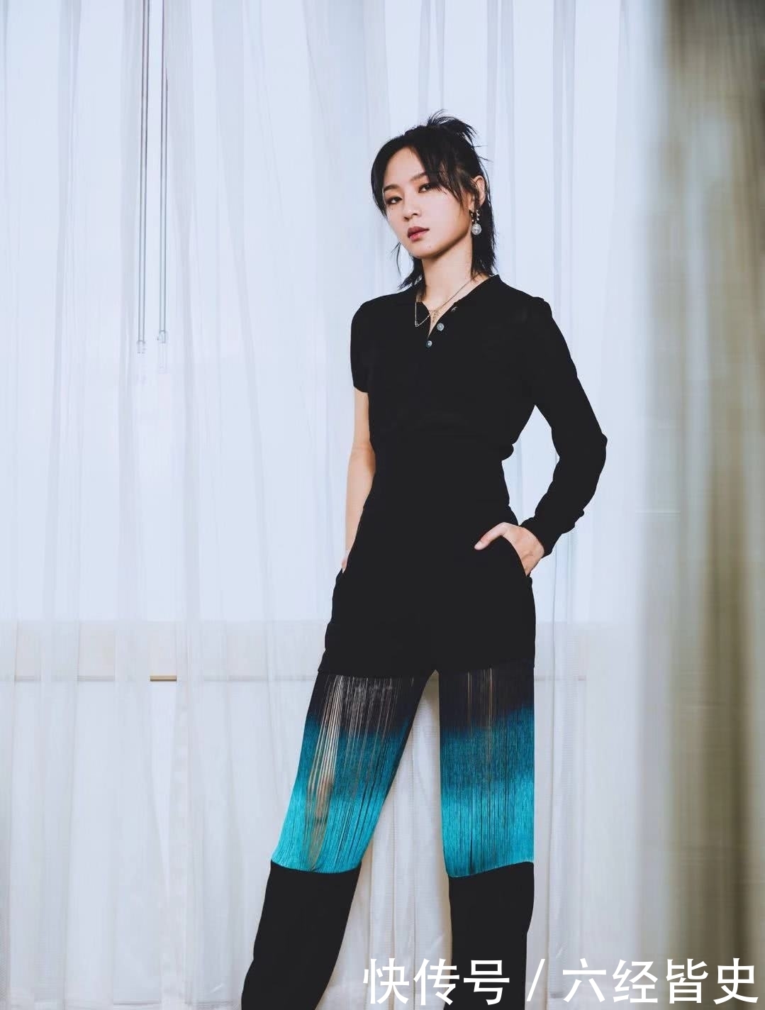 越来越|周笔畅越来越大胆,剪掉一支袖子不怕冷,还要把裤子分成三段