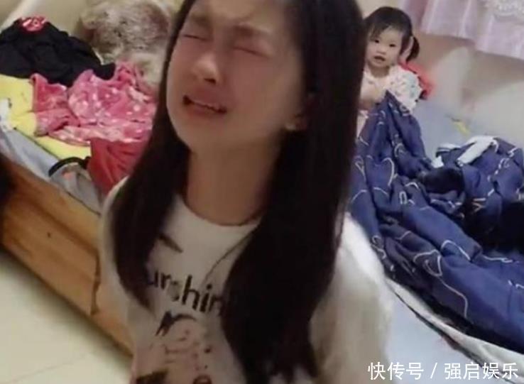 怒怼道|姐姐在写作业,妈妈强行将妹妹送进姐姐房间,姐姐怒怼道你起开