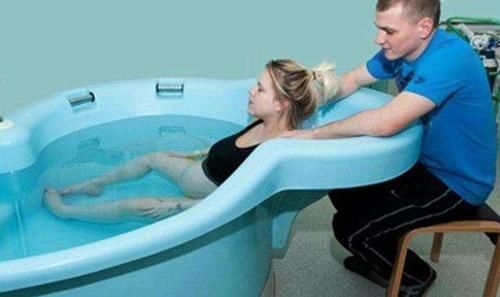 游泳|下海游泳顺便生了个娃，天然的水中分娩，网友不会引来鲨鱼吗