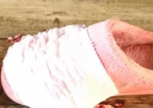 棉拖鞋脏了,别着急扔!教你1招,不晾晒不水洗,立马干净如新!