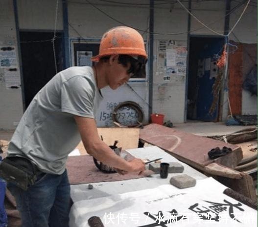 工友&90后农民工靠书法走红,仅仅练了5年书法,就成了特聘书画家!