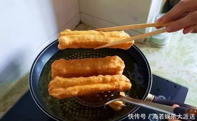 炸油条时，用小苏打还是食用碱都不好吃，大厨教你更好吃做法