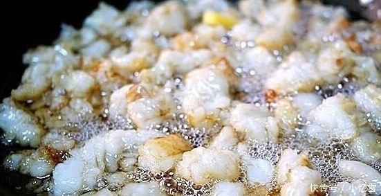 熬猪油别只加水,放点“它”猪油雪白香浓,放2年也不坏