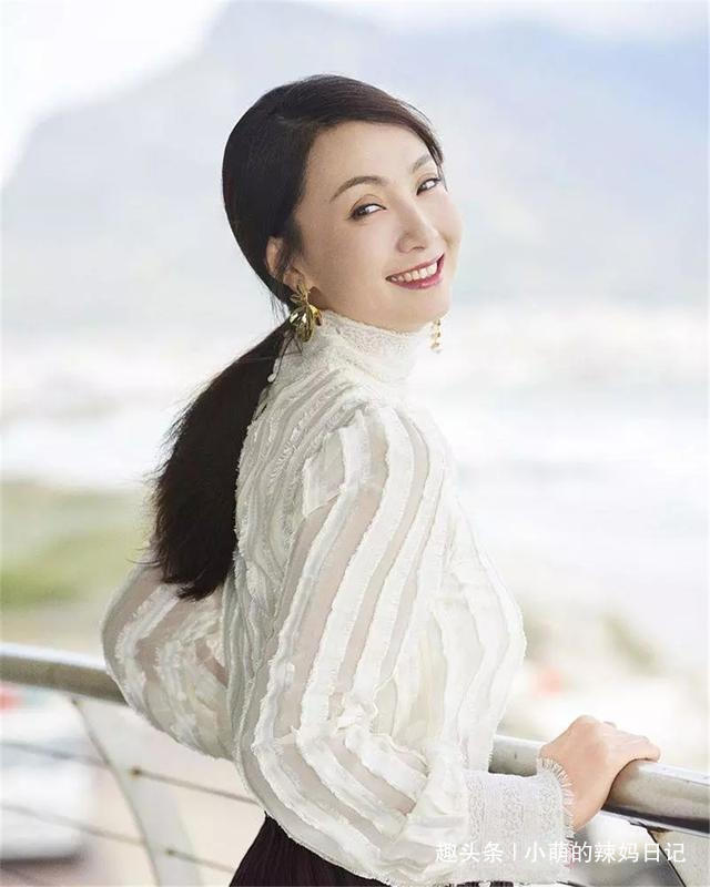 发型 女人过了50就放弃''黑长直''!今年流行这5种发型,好看显气质