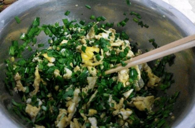 调韭菜馅，记住“先油后盐”，掌握3技巧，翠绿不出水，鲜香十足