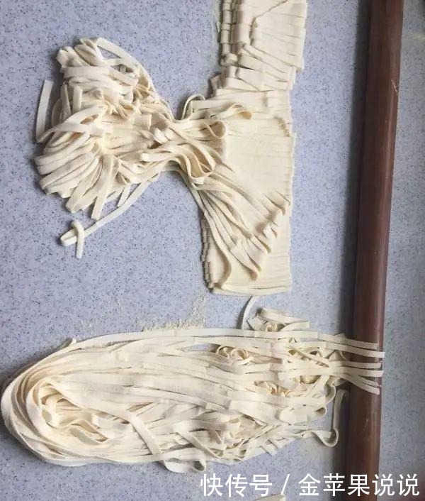 这两步做错,手擀面一煮就会断,要想面条劲道爽滑,教你正确做法
