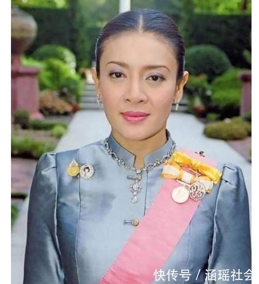 写真!泰国最美王妃被废前夕设计师跪地给她整理衣服,纵容娘家人圈钱