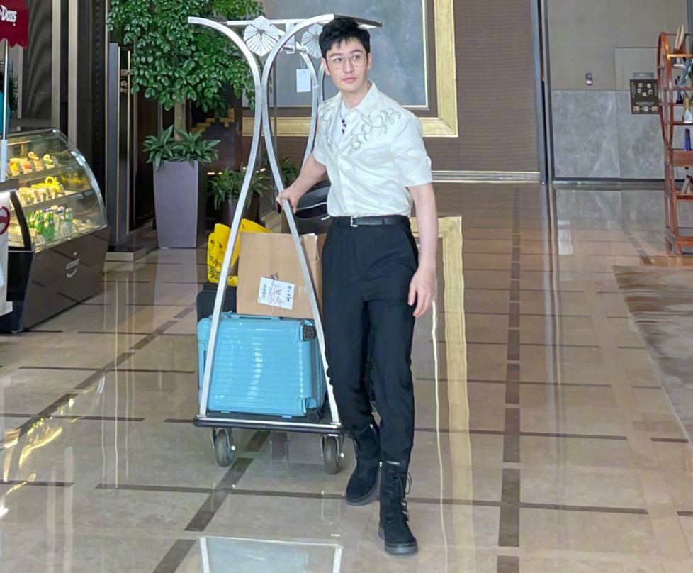 中餐廳|《中餐廳5》嘉賓出行，錯位視頻下，黃曉明好像親了龔俊一口