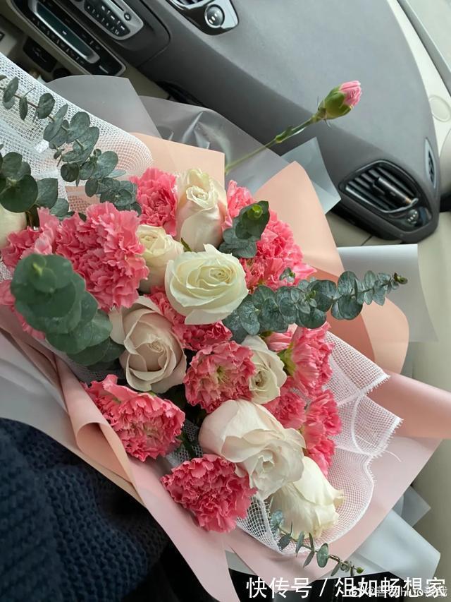 这花爆开50朵,剪几枝送人倍有面子,比买鲜花强多了!