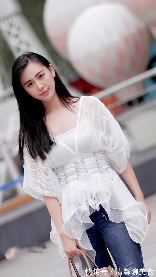气质|美女白色衬衫搭配深蓝色牛仔裤,打造温柔气质,美丽动人