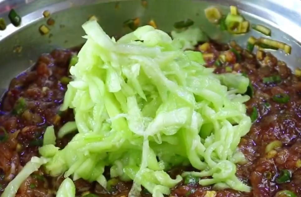 2根丝瓜1块豆腐,简单一做,鲜香美味又营养,家里孩子超爱吃