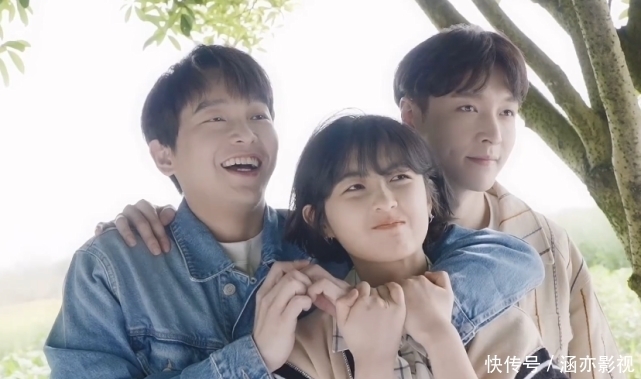 张子枫排斥张艺兴?拍兄妹照与彭昱畅很亲密,却当艺兴是背景墙