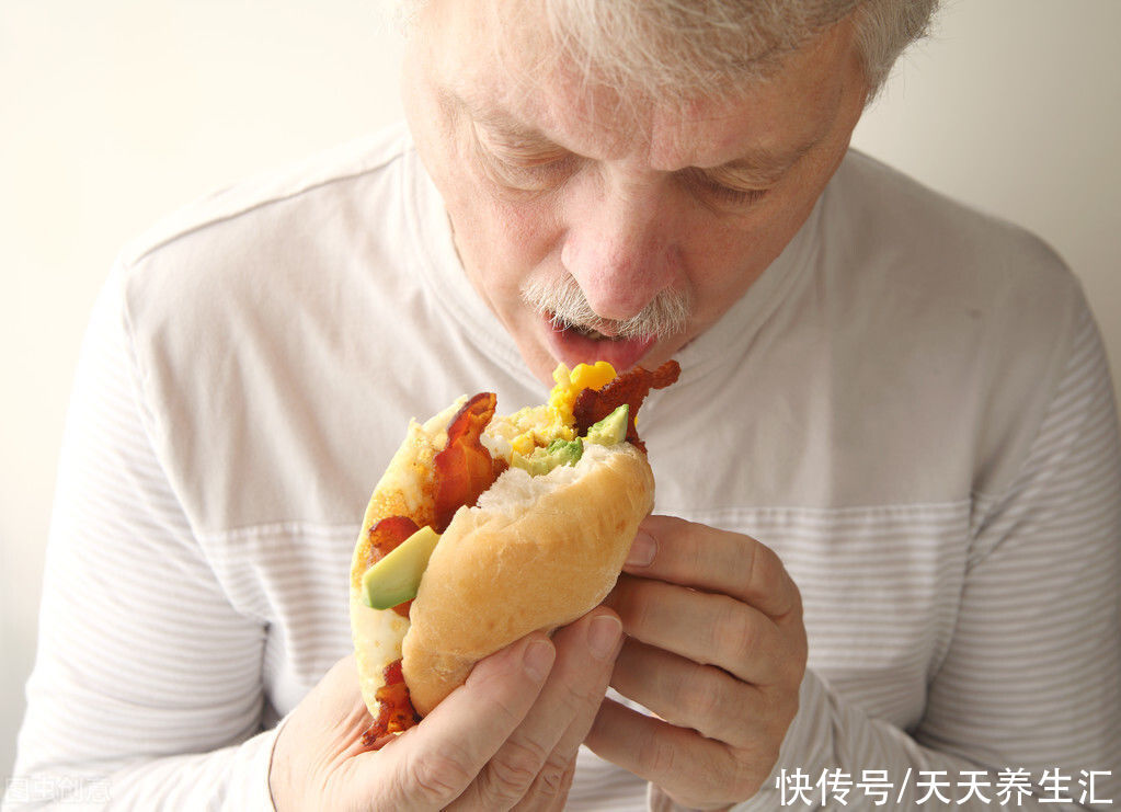 人老了，不想免疫力也下降，應糾正5種生活習慣，補4類營養素