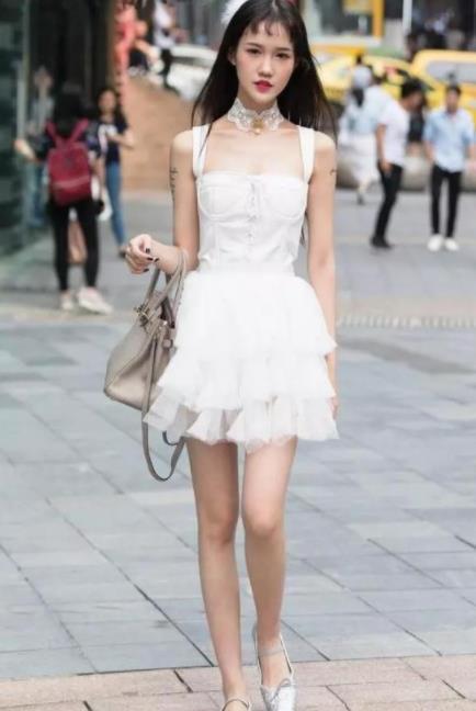 街拍貌美如花的小美女,身穿条纹短款上衣配紧身裤,尽显苗条好身材