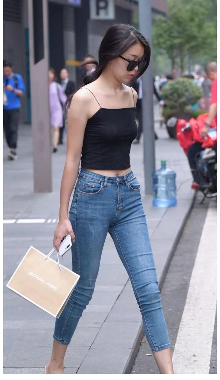 小姐姐|夏季穿这样的小吊带，再有紧身牛仔裤，别提多好看