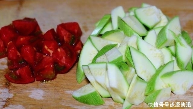 营养|一家三口的晚餐,4道家常菜荤素搭配,开胃又下饭,好吃又营养