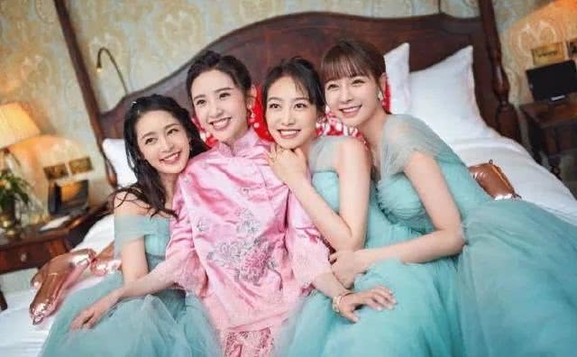 唐艺昕|李沁挽张若昀胳膊上热搜,女演员为了避嫌也需“礼仪手”吗