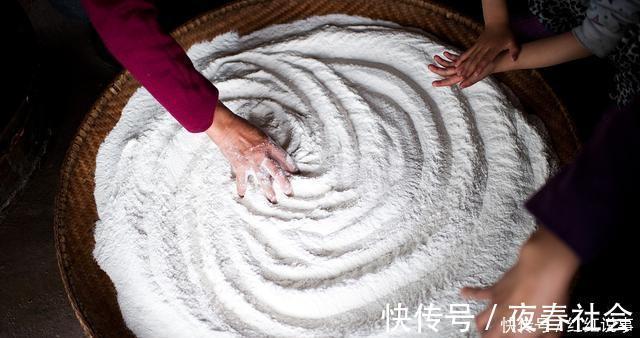 一个土豆和一碗糯米粉，只要十分钟，简单的早餐