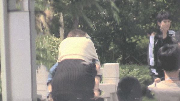 |明星公主抱太搞笑,看李兰迪是怎么被抱笑到哭,而她被直接扔水里