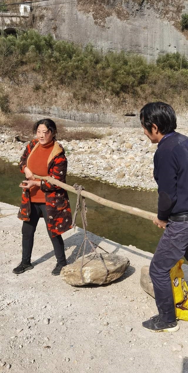 湖北宜都:奇石之家的牛气女大力士,从河中挑500吨奇石卖台湾