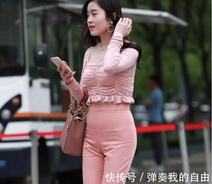 辣妈|街拍穿粉色套装的辣妈,穿搭不输年轻人