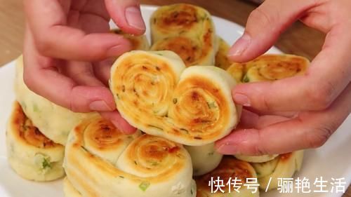 面团|面粉不要蒸馒头了,加一把小葱进去,一次做18个,家人都爱吃