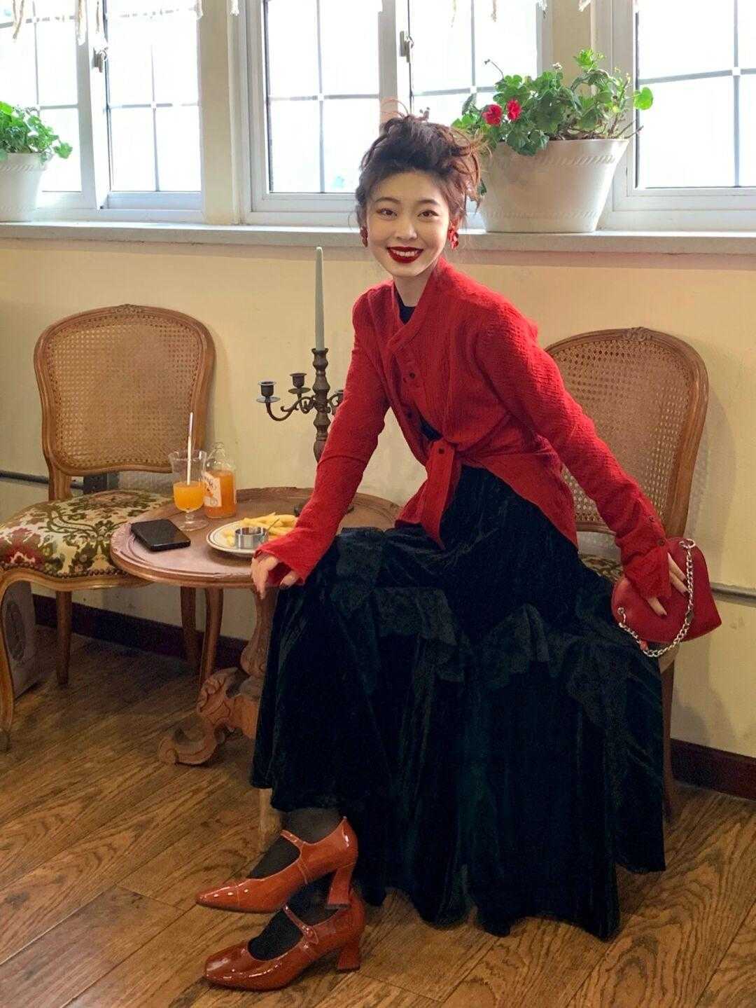 黑丝 出门聚会怎么穿?这四款心机造型,时髦个性又有腔调,咋穿都出彩