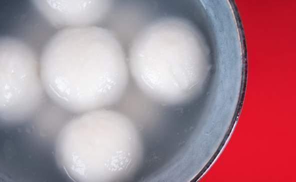 煮汤圆不要再水开下锅了,牢记3个重要技巧,汤圆个个软糯不破皮