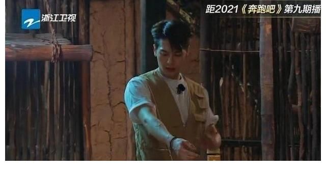 gi贴心!《奔跑吧》宋雨琦穿短裙坐下不方便,王嘉尔借背包给挡腿