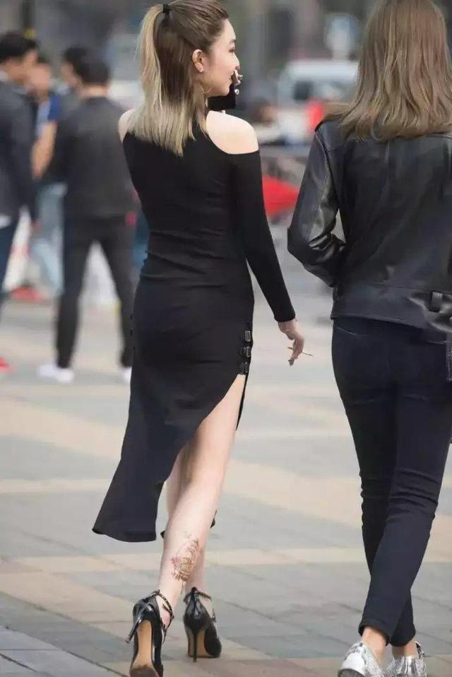 美女|路人街拍,优雅漂亮的成熟美女,时尚穿搭展现十足魅力,女人味满