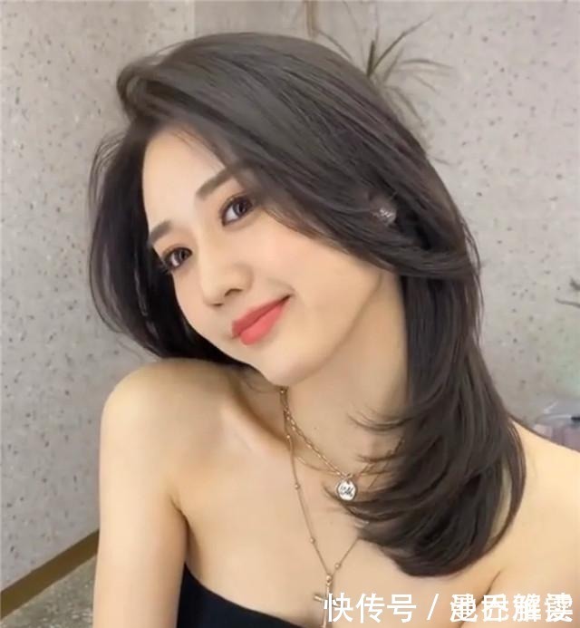 美发店|发型可不能瞎换,建议女生:多考虑这4种“热门款”,洋气显脸小