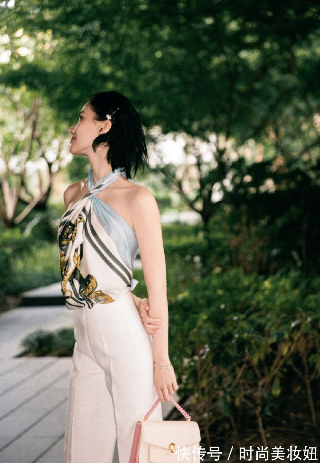 穿搭 何超莲穿衣真“大胆”,丝巾直接当挂脖上衣性感迷人,又美出圈了