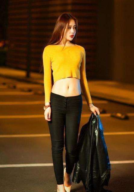 小蛮腰|自信大方的长发美女,穿浅蓝色吊带连衣裙,优雅又迷人