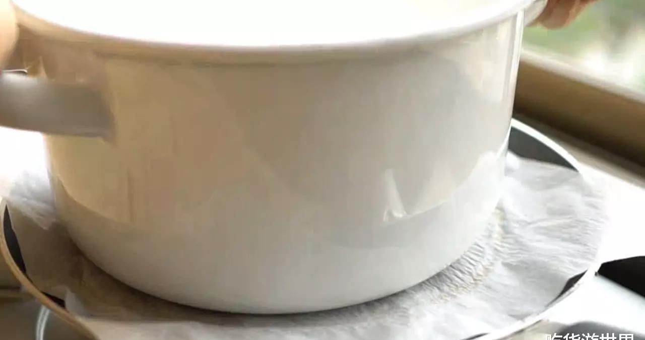 想吃蛋卷不用去买了,3个鸡蛋加一碗面粉,用手一捏就碎