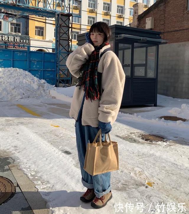冬季有种穿搭正火,叫“摇粒绒外套+阔腿裤”,这么穿显瘦又休闲