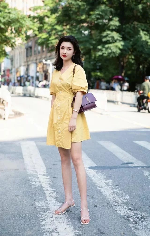 街拍小姐姐身穿无袖连衣裙,脚踩一字带高跟凉鞋充满无限魅力