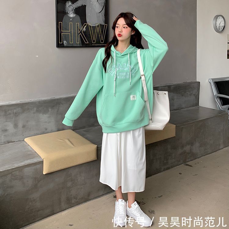 穿搭方式 春天来了,卫衣+裙子的简单穿搭示范,大方舒适又显气质