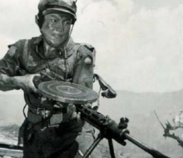 投降|打仗时为何不能假装投降,然后掏出枪扫射?说出来你肯定不相信