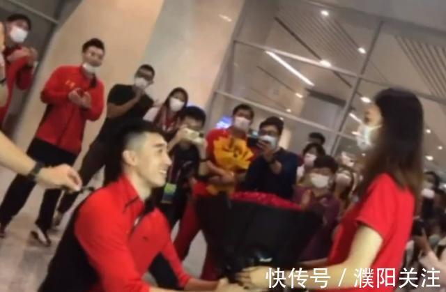 王宁|双喜临门!恭喜两位女排姑娘夺冠后大婚,男友单膝下跪求婚太浪漫