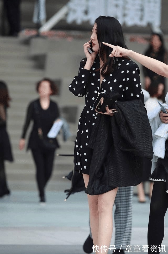 高跟鞋 穿着黑衣黑裤的美女们,波点连衣裙和高跟鞋到底哪个更出彩